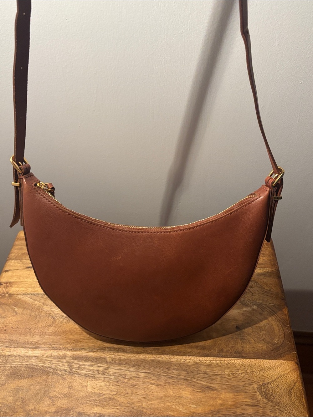 Madewell Crescent Crossbody Bag in Chestnut Brown also comes with short strap